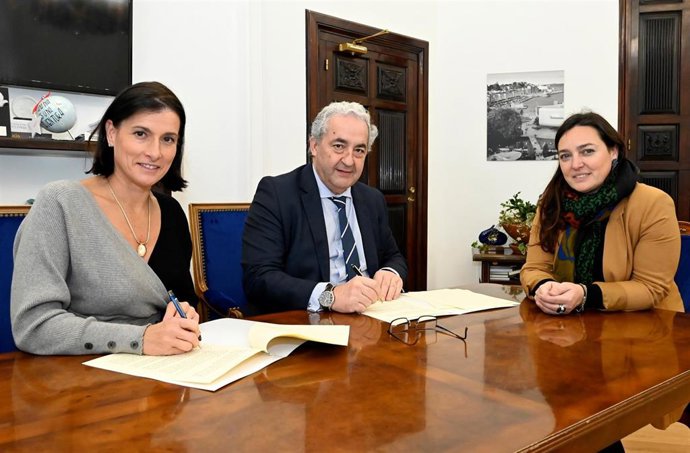 La alcaldesa de Santander, Gema Igual, el presidente del Colegio de Médicos, Javier Hernández, y la concejal de Salud, Noemí Méndez.