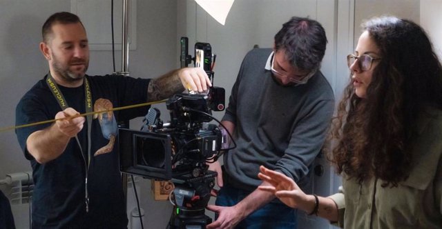 La realizadora Marina Badía durante el rodaje en Madrid de su cortometraje "Caballos Andan'