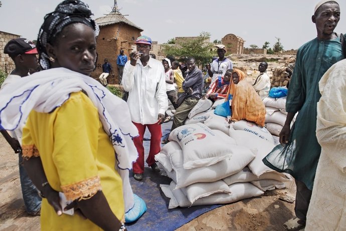 Archivo - Distribución de alimentos por el PMA en Mopti financiada por la Cooperación Española