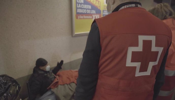 Unos voluntarios de Cruz Roja hacen ronda por la noche para repartir mantas y comida a las personas sin hogar.
