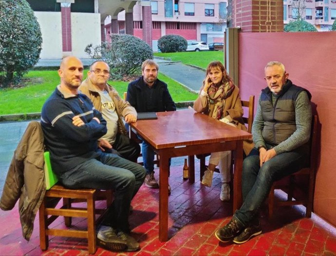 Podemos se reúne con los representantes de familias con niños de acogida.