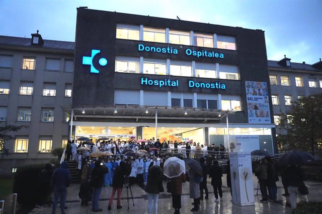 Personal sanitario durante una concentración, ante el Hospital de Donosti de San Sebastián, a 7 de diciembre de 2022, en San Sebastián