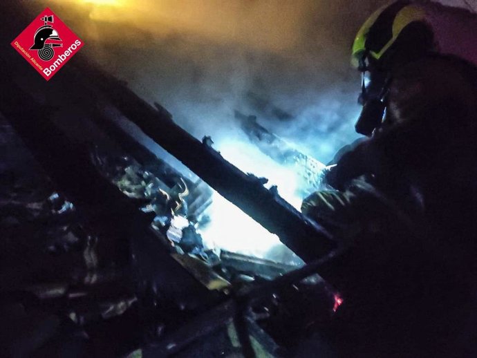 Efectivos del Consorcio Provincial de Bomberos de Alicante en las labores de extinción de un incendio en una vivienda de Formentera del Segura (Alicante).