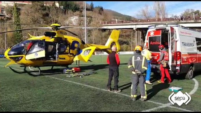 Traslado al HUCA de un herido en el rally de Cangas del Narcea