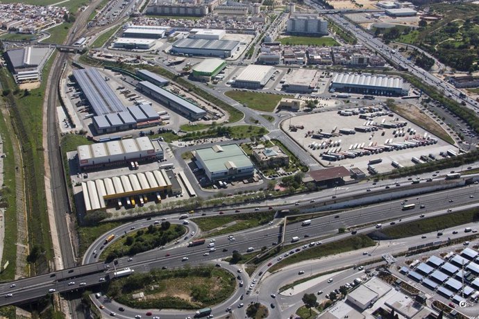 Archivo - Sevilla.-Adif adjudica la gestión de servicios y comercialización de la terminal de mercancías de La Negrilla