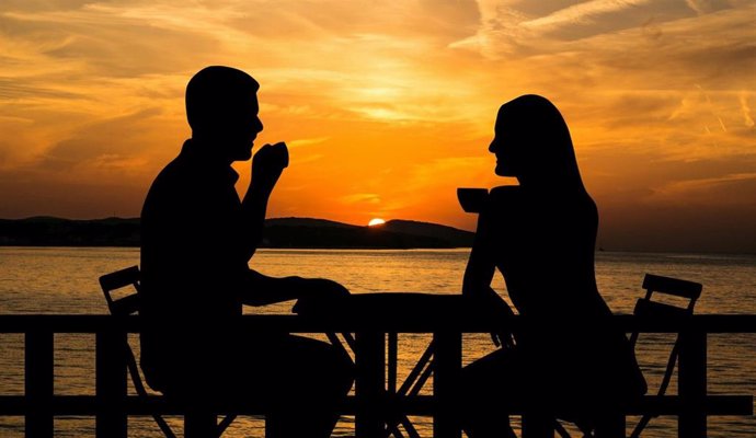 Una pareja tomando café.