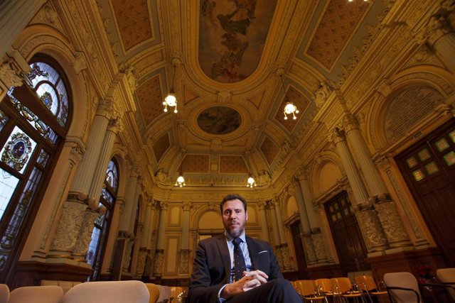 El alcalde de Valladolid, Óscar Puente, posa en el Ayuntamiento de Valladolid, tras una entrevista concedida a Europa Press.