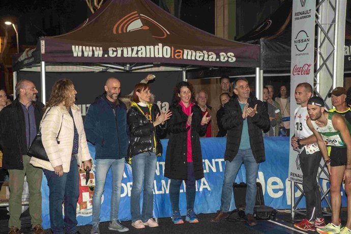 La alcaldesa de Almería, María del Mar Vázquez, ha dado la salida desde la Rambla a la San Silvestre Ciudad de Almería.
