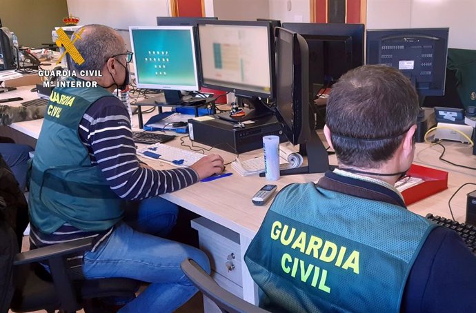 Archivo - Agentes de la Guardia Civil especialistas en ciberdelincuencia