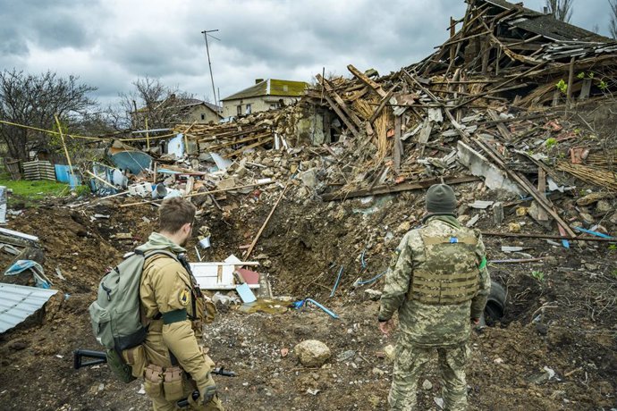 Archivo - 18 April 2022, Ukraine, Mykolaiv: Ukranian soldiers inspect a destroyed house after Russian shelling above the village of Shevchenko, near the front line during fighting between Russian and Ukrainian armies in Mykolaiv Oblast. Photo: Celestino