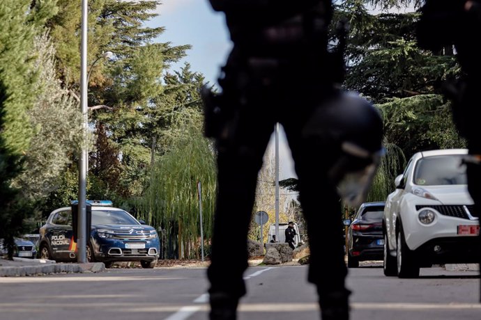 Un agente de Policía Nacional en las inmediaciones de la embajada de Ucrania tras ser acordonada, a 2 de diciembre de 2022, en Madrid (España). La Embajada de Ucrania en Madrid ha sido acordonada y desalojada tras recibir un nuevo paquete sospechoso con