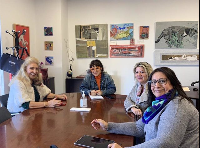 La concejal de Turismo del Ayuntamiento de Cádiz, Montemayor Mures, se ha reunido con miembros de la asociación Skal Internacional.