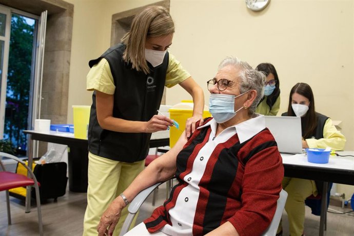 Archivo - Una persona recibe la vacuna contra el covid