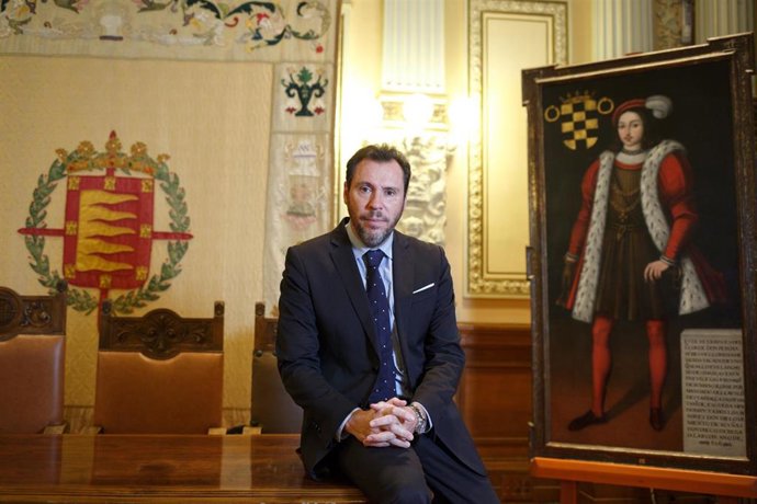El alcalde de Valladolid, Óscar Puente, posa en el Ayuntamiento de Valladolid, tras una entrevista concedida a Europa Press.