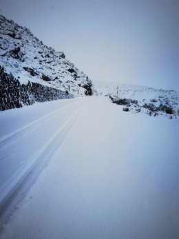 Cerrados todos los accesos al Teide por la presencia de nieve y placas de hielo en la calzada