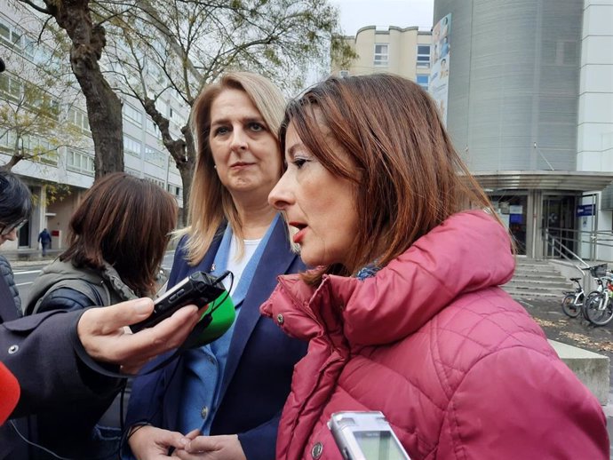 La secretaria general del PP vasco, Laura Garrido, y la portavoz municipal del PP en Vitoria, Ainhoa Domaica