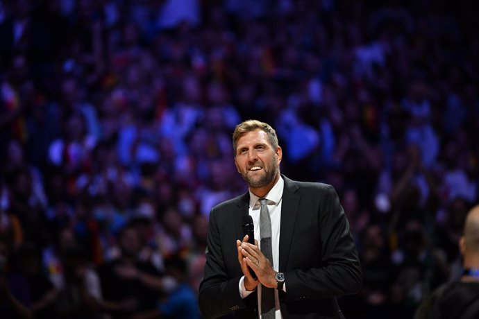 Archivo - FILED - 01 September 2022, North Rhine-Westphalia, Cologne: Dirk Nowitzki, former national basketball player, reacts during his jersey ceremony ahead of the European Basketball Championship (EuroBasket 2022) Group B match between France and Ge