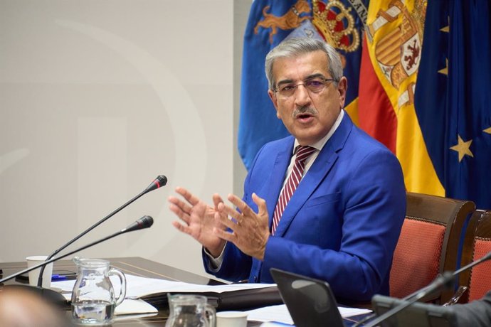 Archivo - El vicepresidente de Canarias, Román Rodríguez, en comisión parlamentaria