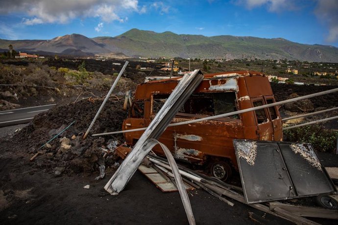 Archivo - Vista de un coche arrasado por la lava en Las Manchas, Los Llanos de Aridane, La Palma, Canarias 