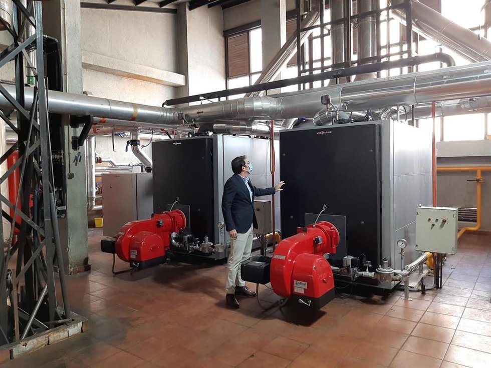 El gerente del Área de Salud III, José Manuel Pérez, visitó la nueva instalación de calderas del hospital Rafael Méndez