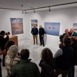 La inauguración de la exposición ha contado con la presencia y las explicaciones del autor de las imágenes, el fotógrafo Clemente Delgado.