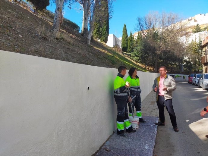 El concejal de Mantenimiento Urbano del Ayuntamiento de Jaén, Javier Padorno, ha visitado las obras de reparación del muro ubicado en la calle Prolongación de José Zorrilla, en el barrio de San Felipe.