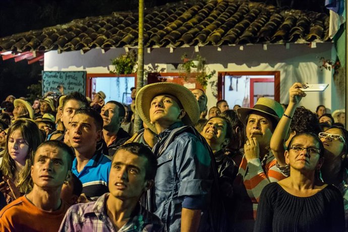 Colombianos observan un espectáculo pirotécnico