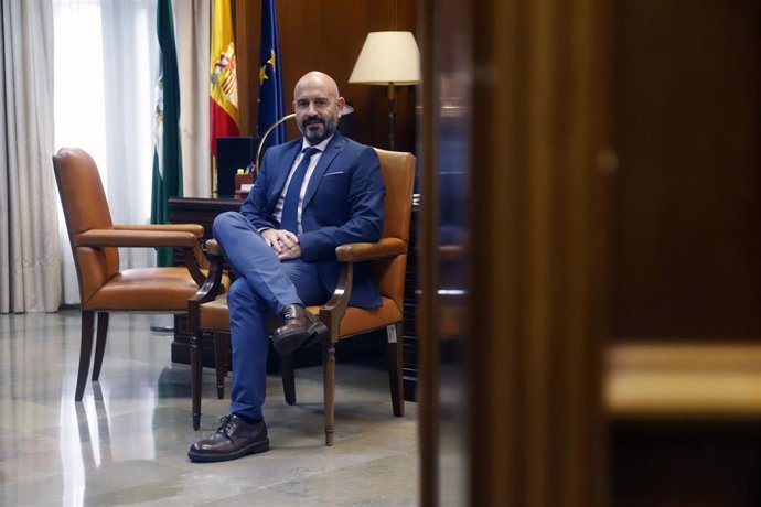 El subdelegado del Gobierno en Málaga, Javier Salas, posa para Europa Press momentos antes de la entrevista.