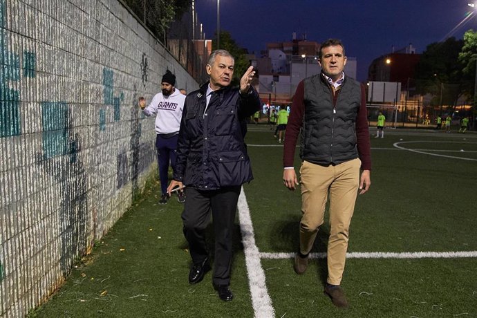 El candidato del PP a la Alcaldía de Sevilla, José Luis Sanz (primero por la izquierda), en el Centro Deportivo Begoña.