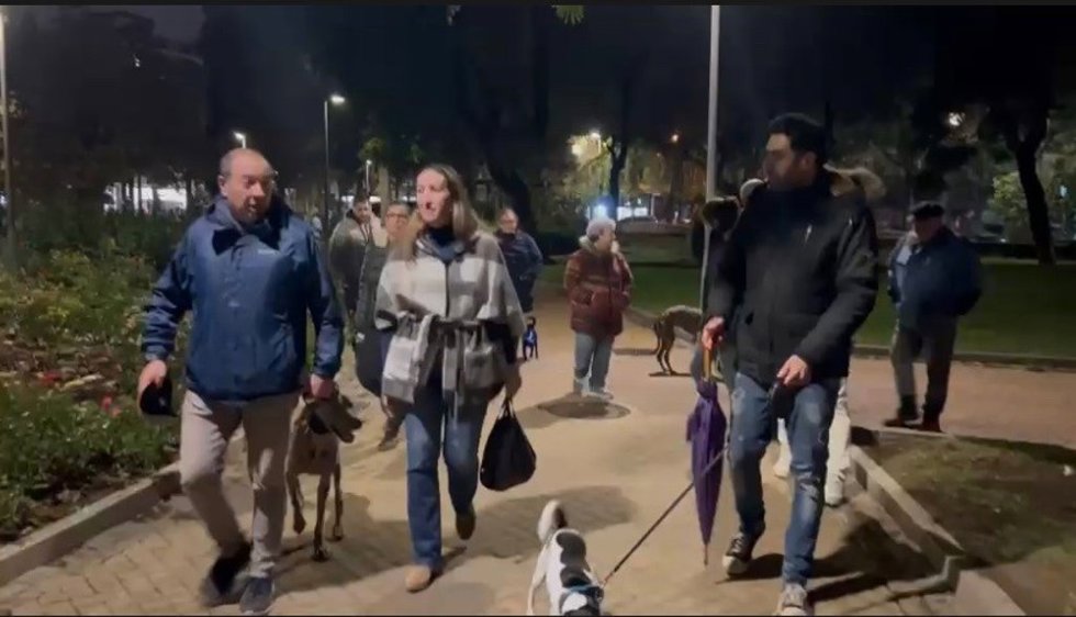 La portavoz de Vox en el Ayuntamiento de Córdoba, Paula Badanelli, y Miguel Castellano, en su visita a Ciudad Jardín.