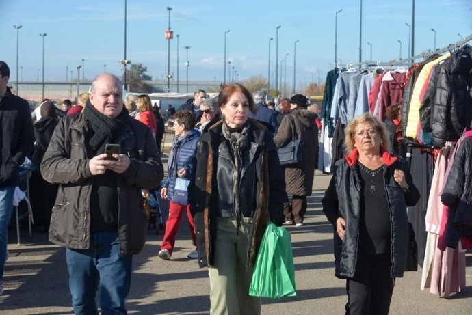 La consejera municipal de Economía, Innovación y Empleo del Ayuntamiento de Zaragoza, Carmen Herrarte, en el mercado ambulante de La Almozara