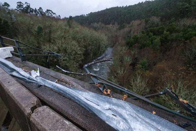 Estado en el que ha quedado la mediana por donde se despeñó el autobús, en el río Lérez , a 25 de diciembre de 2022, en el concello de Cerdedo-Cotobade, Pontevedra, Galicia.