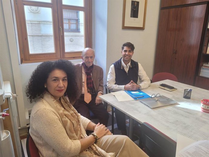 El concejal Manuel Palomares, Isabel Azañón y el miembro fundador de la tuna, Joaquín Sánchez Estrella, en la reunión mantenida.