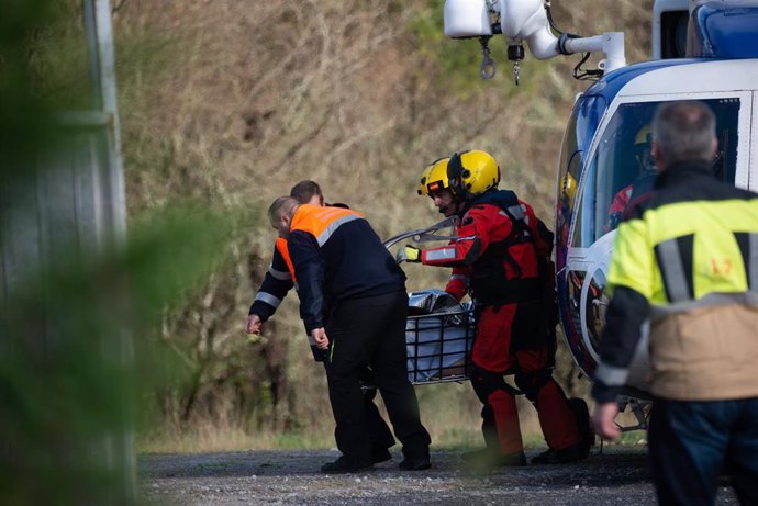Efectivos de emergencias trasladan el último cadáver recuperado en la zona donde cayó el autobús al río Lérez, a 26 de diciembre de 2022.
