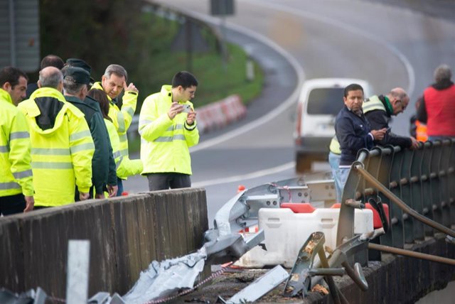 El delegado del Gobierno en Galicia, José Miñones, y la delegada del Gobierno en Pontevedra, Maica Larriba, visitan la zona donde cayó el autobús al río Lérez.