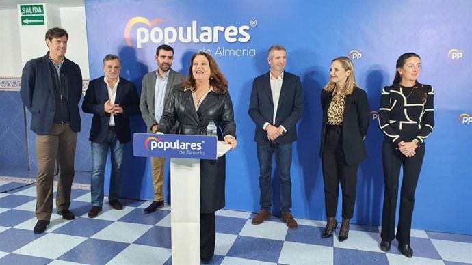 La consejera de Agricultura, Carmen Crespo, se dirige a los asistentes a la cena de Navidad del PP de Vícar (Almería).