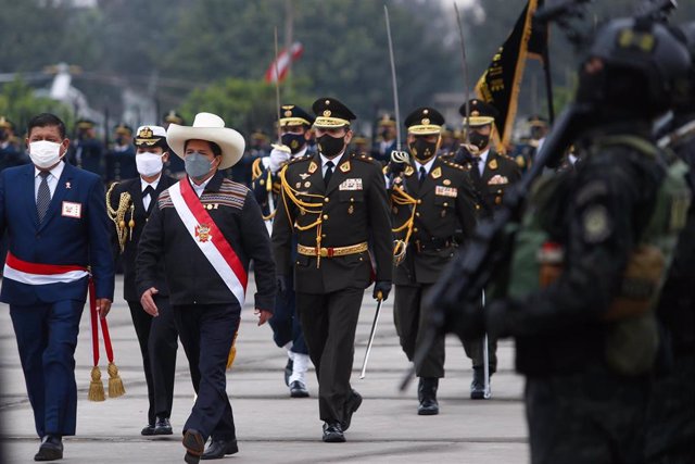 Archivo - El exministro de Defensa de Perú Walter Ayala (I), junto al expresidente del país Pedro Castillo (C) durante un acto militar