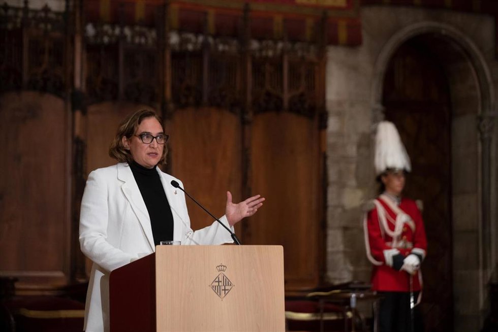 La alcaldesa de Barcelona, Ada Colau, durante el acto de entrega de la Medalla de Oro al mérito cultural del Ayuntamiento de Barcelona al cantautor Jaume Sisa, a 19 de diciembre de 2022, en Barcelona, Catalunya.