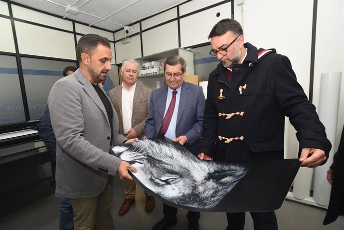 El presidente de la Diputación de Granada, José Entrena, durante su visita a la empresa Rótulos Studio en Vegas del Genil.