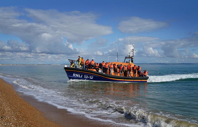 Archivo - 21 September 2022, United Kingdom, Dungeness: A group of people thought to be migrants are brought in to Dungeness, Kent, by the RNLI following a small boat incident in the English Channel. Photo: Gareth Fuller/PA Wire/dpa