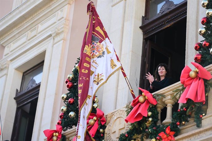 La alcaldesa de Almería, María del Mar Vázquez, aplaude tras la colocación del Pendón en el Ayuntamiento.