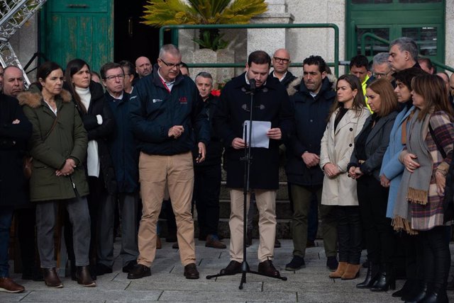 El alcalde de Cercedo-Cotobade, Jorge Cubela, lee unas palabras tras el minuto de silencio por las víctimas del accidente, frente a la Casa do Concello, a 26 de diciembre de 2022, en Cerdedo-Cotobade, Pontevedra, Galicia, (España). 
