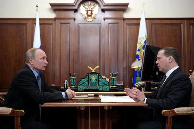 Archivo - El presidente de Rusia, Vladimir Putin, junto con el expresidente del país y actual jefe de la Comisión de Seguridad, Dimitri Medvedev