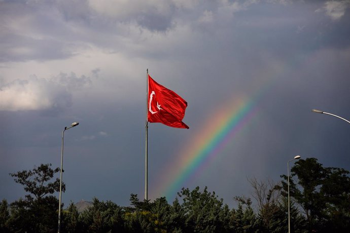 Archivo - 25 June 2021, Turkey, Ankara: A Turkish flag flies with a rainbow in the background after a rainfall. Photo: Tunahan Turhan/SOPA Images via ZUMA Wire/dpa