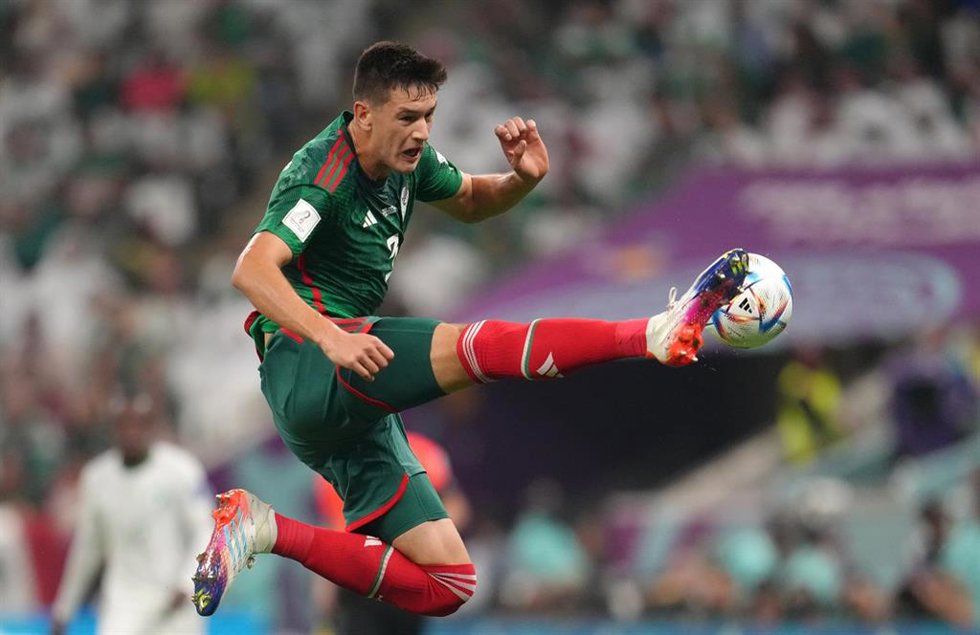El central mexicano César Montes, en el Mundial de Catar.  