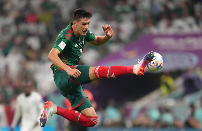30 November 2022, Qatar, Lusail: Mexico's Cesar Montes in action during the FIFA World Cup Qatar 2022 Group C soccer match between Saudi Arabia and Mexico at the Lusail Stadium. Photo: Nick Potts/PA Wire/dpa
