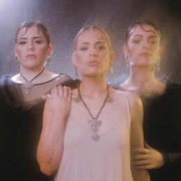 Archivo - Sabela Maneiro, Olaia Maneiro y Aida Tarrío, componentes de Tanxugueiras, en imágenes promocionales de su nuevo disco, 'Diluvio'.