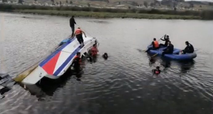 Servicios de emergencia de Ecuador rescatan a personas que viajaban en una embarcación turística en la Laguna de Colta
