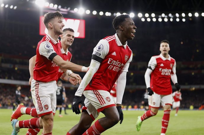 El jugador del Arsenal Eddie Nketiah celebra un gol con sus compañeros.