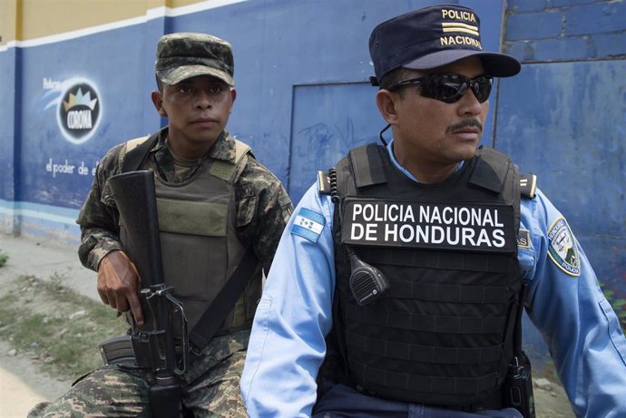 Un militar y un policía hondureños (archivo).